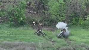 Цепь слетела, бак и тапочки: Появились кадры, как российский солдат наехал на мину ВСУ и чудом уцелел