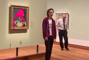 Экоактивист облил розовой краской картину Пикассо