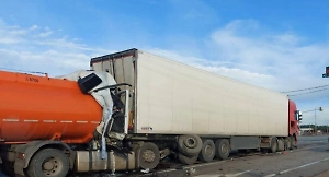 В Тверской области два человека погибли при столкновении трёх большегрузов