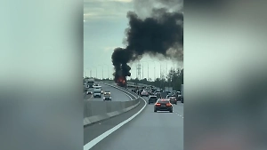 Грузовик влетел в иномарку, опрокинулся и загорелся на трассе в Подмосковье