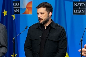«Мелкий нытик нашёл пиджак»: На Западе высмеяли костюм Зеленского на саммите НАТО
