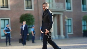 Испугавшийся Трампа Зеленский нацепил костюм для саммита НАТО