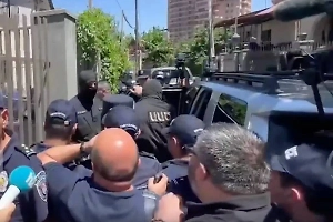 Выступающего против политики Пашиняна архиепископа задержали под крики «Никол — предатель!»