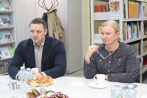 СК: В Петербурге задержали за взятку в 9,2 млн глав Колпинского района и Колпино