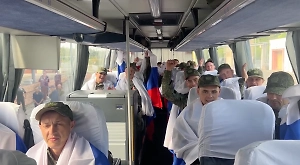 «Ура! Дома!» Появилось видео с вернувшимися из плена российскими военными