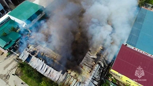 Крупный пожар вспыхнул на овощебазе в Якутии