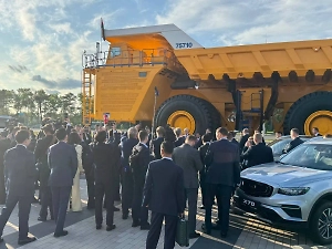 Лукашенко продемонстрировал Путину «БелАзы» и военную технику на «БелЭкспо»