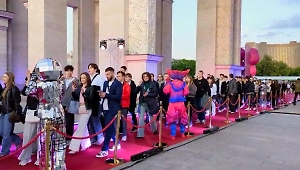 Life.ru посетил выпускной на ВДНХ, где столичные подростки празднуют окончание школы