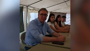 Вучич вышел к участникам протестов в Белграде и призвал их к миру