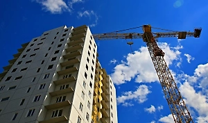 Подъёмный кран рухнул на жилой дом в Улан-Удэ