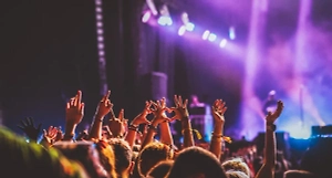 Как не стать жертвой давки: Life.ru узнал лайфхаки для выживания в толпе на летних фестивалях