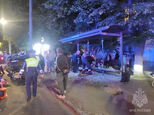 В Нижнем Новгороде автомобиль влетел в остановку, есть погибшие