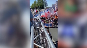 Сотни человек вышли на митинг в Париже против новых поставок оружия Украине