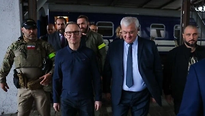 Стало известно о дерзкой выходке охранника президента Польши во время визита в Киев