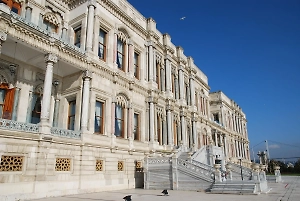 Собаки-сапёры ищут бомбы во дворце Чираган в Стамбуле, где пройдут переговоры РФ и Украины