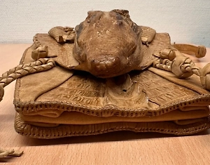 Торчали лапы и пасть: Украинец попался в ФРГ с «сувениром» из крокодила для жены