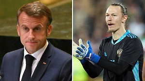 Макрон пожал руку российскому вратарю ПСЖ Матвею Сафонову после победы в ЛЧ