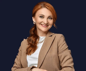 Зачастую на свадьбы семейные пары берут с собой детей, иногда совсем маленьких, что может периодически мешать молодожёнам и проведению мероприятия. Я рекомендую, если вас позвали на свадьбу, позвонить организаторам или молодожёнам и уточнить, можно ли вам брать с собой ребёнка.