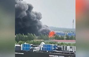 Чёрный дым столбом: Мощный пожар охватил завод промышленной химии под Петербургом