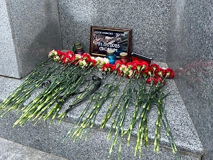 Брянцы несут цветы к Кургану Бессмертия в память о погибших при крушении поезда