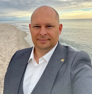 Сезон свежих ягод в России традиционно вызывает вопросы о безопасности их употребления. Внешние признаки ягод напрямую связаны с их полезными свойствами — чем более зрелая ягода, тем больше в ней содержится ценных полифенолов и антиоксидантов, которые и делают её полезной для здоровья.