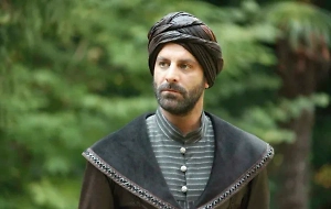 Актёр из «Великолепного века» Озан Гювен получил срок за домашнее насилие