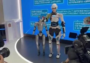 Любви все киборги покорны: Робот Володя попросил руки железной Софии на ПМЭФ-2025