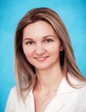 Реакция организма на смену часовых поясов, климатических зон может проявляться целым спектром. Это усталость, слабость, психоэмоциональная заторможенность или повышенная раздражительность, нарушение сна (бессонница или наоборот сонливость), снижение аппетита и работоспособности, нарушение работы ЖКТ (диарея или запоры, тошнота, иногда рвота). Может снижаться иммунитет, наблюдаются признаки ОРВИ (повышение температуры тела, першение или боль в горле, насморк), обостряются хронических заболеваний.