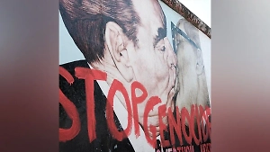 В Берлине осквернили знаменитое граффити с поцелуем Брежнева и Хоннекера