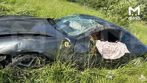 Ferrari Roma вылетела в кювет после ДТП с Geely в Новой Москве