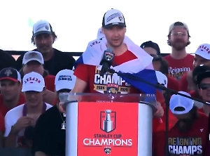 Бобровский надел флаг России на парад в честь победы в Кубке Стэнли