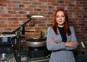 Современные ценители винила – это вовсе не ретрограды, а технологически подкованные люди, которые осознанно выбирают аналоговый формат, прекрасно разбираясь в цифровых альтернативах. Они с лёгкостью пользуются стримингами, винил – это не отказ от технологий, а их осмысленное дополнение. Как выбор механических часов при наличии смартфона или плёнки на фоне цифровой фотографии.