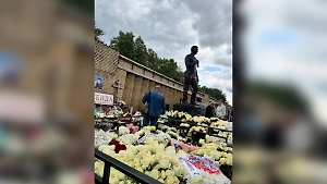 Поклонники Шатунова в годовщину смерти засыпали его могилу белыми розами