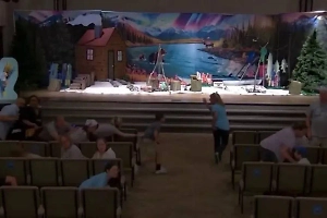 В Мичигане неизвестный на машине протаранил церковь и расстрелял прихожан