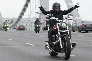 В России предложили разрешить мотоциклистам использовать выделенки для общественного транспорта