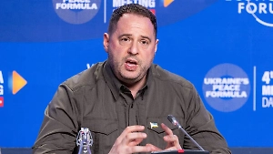 «На распутье»: Политолог объяснил, зачем Зеленский срочно отправил своего приспешника в США