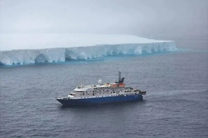 Размером с Москву: Крупнейший в мире айсберг сошёл с мели и продолжил дрейф в Южном океане