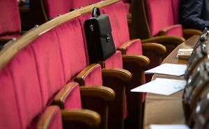 В Верховной раде осталось меньше 400 депутатов