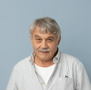 У формы есть разные свойства. Есть свойство единообразия для того, чтобы удобнее было управлять. Есть свойство какой-то причастности к какому-то сообществу, когда это выражается гордостью какой-то и так далее. Но каждый раз надо думать об этих вещах, зачем она нужна. А говорить о том, что сегодня форма нивелирует финансовые способности людей, мне кажется, бессмысленным потому, что молодые люди иногда очень дёшево одеваются, а выглядят очень красиво.