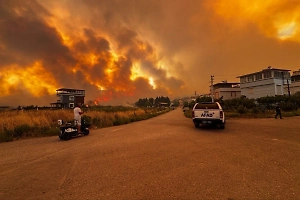 Из-за лесных пожаров в Турции эвакуированы свыше 50 тысяч человек