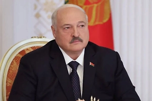 «Ещё как-то держимся»: Лукашенко призвал мужиков молиться на власть в Белоруссии
