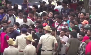 В результате давки у стадиона в индийском Бангалоре погибли 11 человек