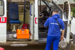 Миномёты ВСУ разнесли машину скорой помощи, приехавшую спасать людей после обстрела