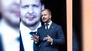 «У вас не будет будущего»: В Латвии депутата выгнали с заседания сейма за поддержку русского языка