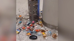 Метро Марселя завалило горами мусора из-за нехватки уборщиков