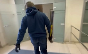 Появилось видео обысков в уральской редакции Ura.ru