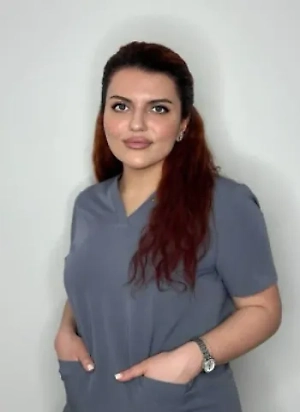 Почему уши «уехали» к подбородку? Этот эффект связан с тем, что в области мочек ушей было выполнено перетягивание кожи в нижней трети лица. Такой приём зачастую используют для борьбы с брылями и провисаниями кожи, особенно при деформационном типе старения лица, который характерен для многих артистов и публичных личностей. В данном случае врачи пытались устранить признаки старения, проведя так называемую подтяжку лица.