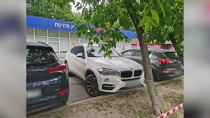 Подозрительную коробку под BMW нашли неподалёку от заминированной Kia в Москве
