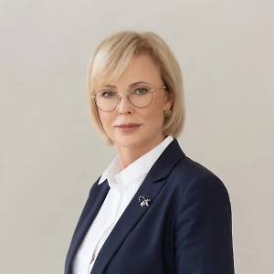 Нам нужно воспитывать людей в рамках того, что без назначения врача препараты нельзя покупать. Поэтому мы хотим, чтобы в аптеки вернулись настоящие провизоры, которые не просто торговлей занимаются, а именно объясняют, что и как, и, может быть, обязать всех аптечных работников, если это безрецептурный препарат, всё-таки делать хотя бы основное предупреждение.