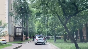  Под машиной на улице Леси Украинки в Кунцево обнаружили подозрительный предмет